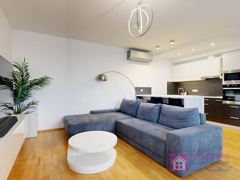 Pronájem bytu 2+kk, s terasou, parkování, Radlická, Praha - Smíchov