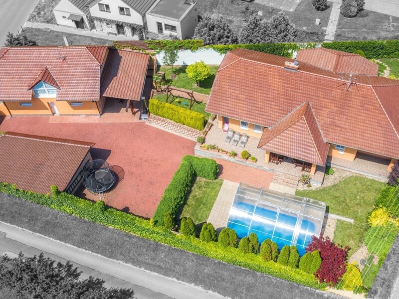 Prodej RD 4+1, s apartmánem 3+kk, dvougaráž, bazén, zahrada, Starovičky