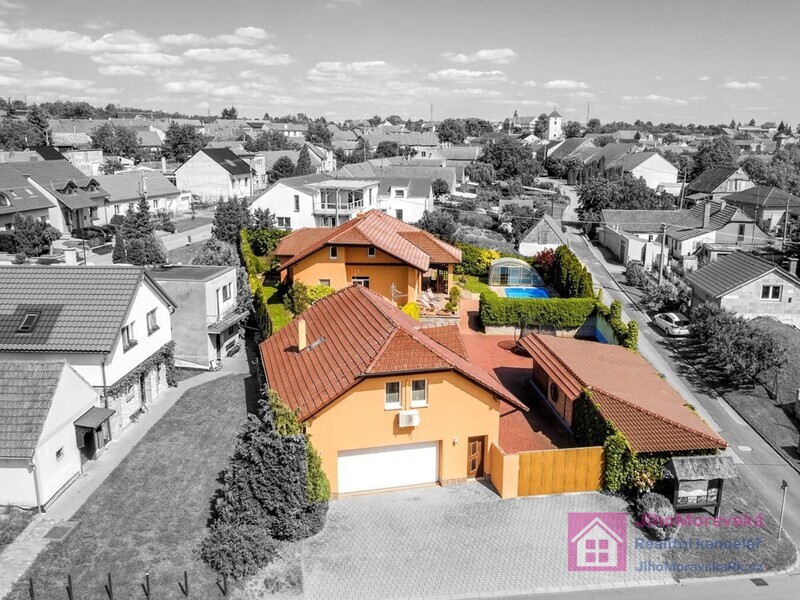 Prodej RD 4+1, s apartmánem 3+kk, dvougaráž, bazén, zahrada, Starovičky