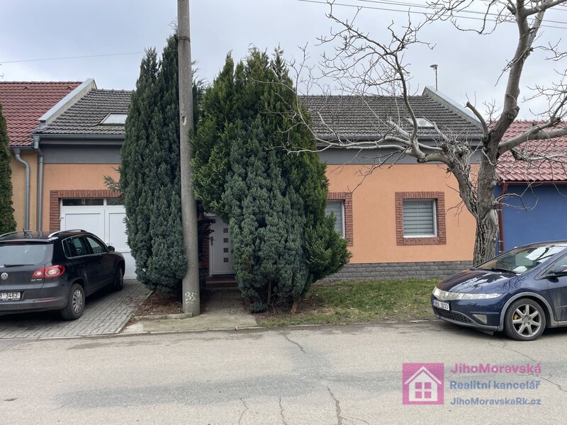 Pronájem rodinného domu 5+kk s garáží a dvorem v Ladné